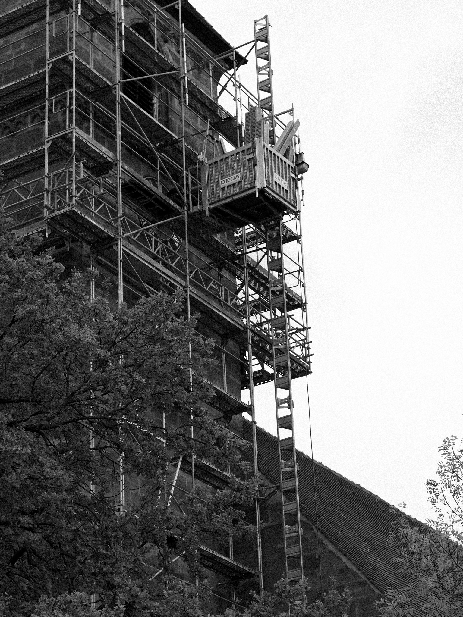 Gerüstfahrstuhl an einer Kirche